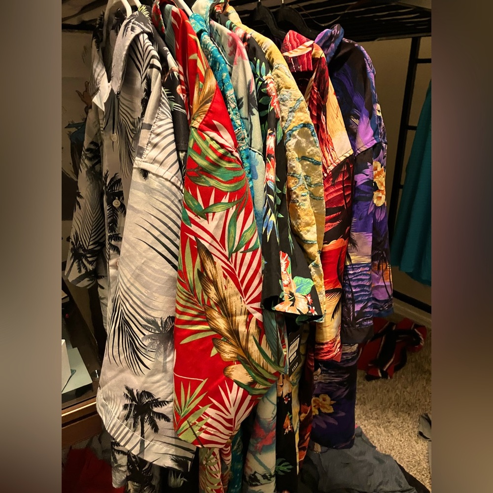 Floral button down shirts. Size ranges from 2XL to 4XL. All in great condition.